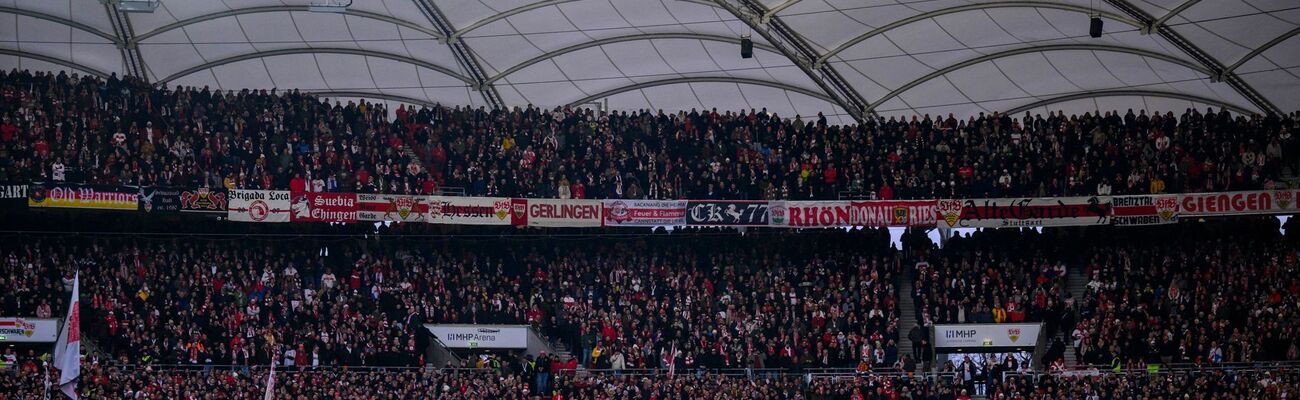 Schweigeminute vor dem Spiel in Stuttgart., © Tom Weller/dpa