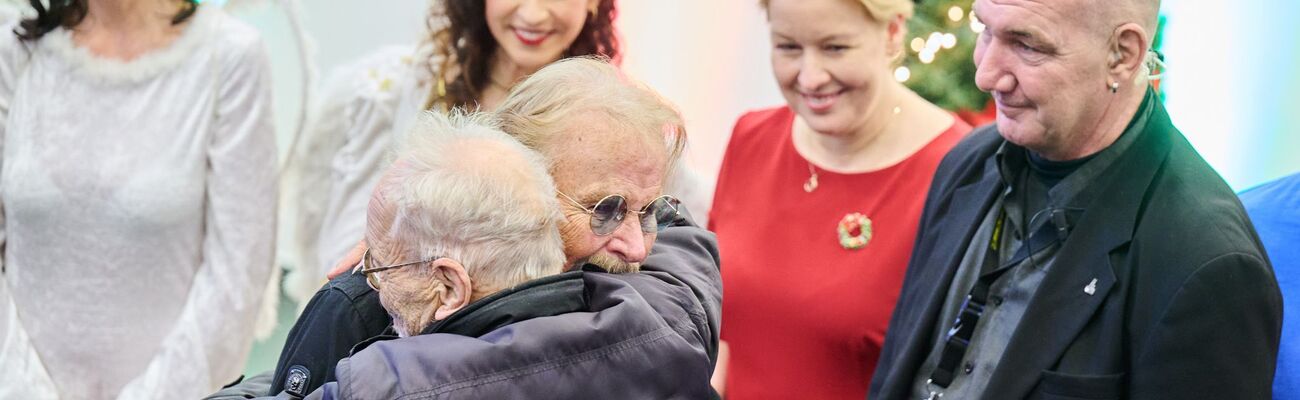 Darf endlich wieder seine Gäste bei der großen Feier herzen: Frank Zander., © Annette Riedl/dpa