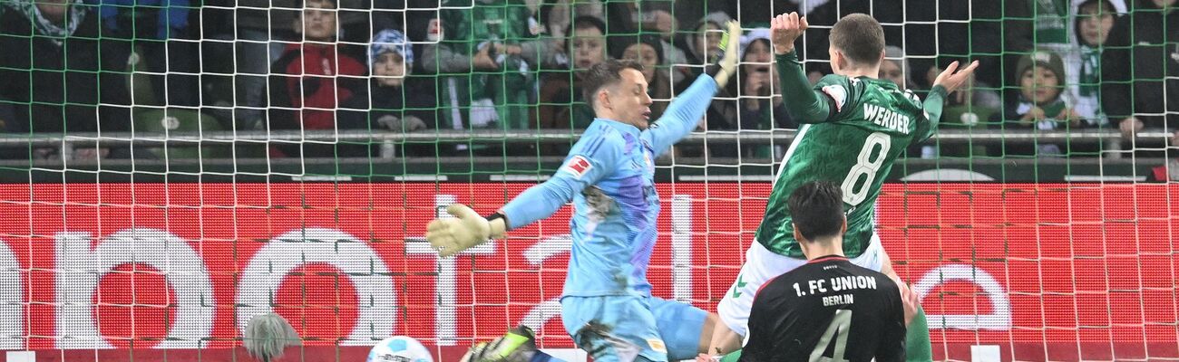 Mitchell Weiser (M) und Werder Bremen sind weiter auf Kurs., © Carmen Jaspersen/dpa