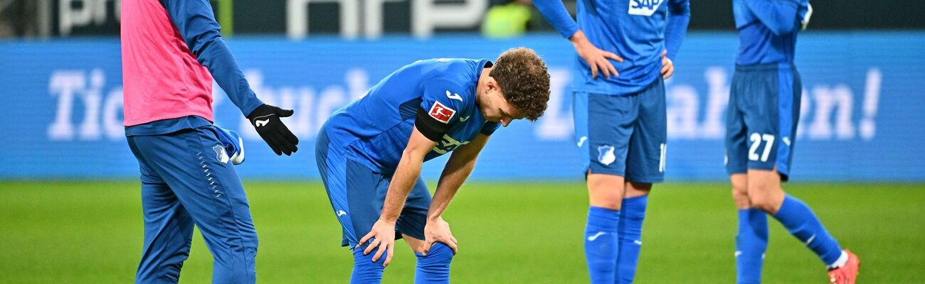 Frustrierte Hoffenheimer Profis nach dem 1:2 gegen Gladbach., © Jan-Philipp Strobel/dpa