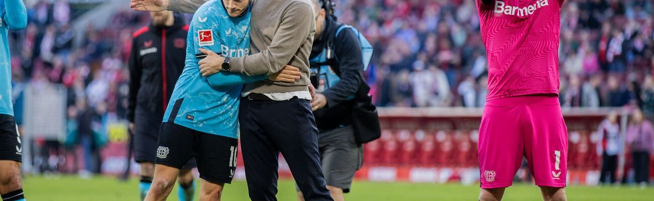 Bleibt das Leverkusener Erfolgsduo? - Florian Wirtz (l) und Xabi Alonso (M)., © Rolf Vennenbernd/dpa