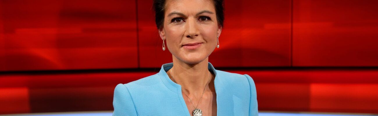 Sarah Wagenknecht ist bekannt für ihre besonderen Kostüme. Aber sie kann sich auch über selbstgestrickte Socken freuen. (Archivbild), © Henning Kaiser/dpa