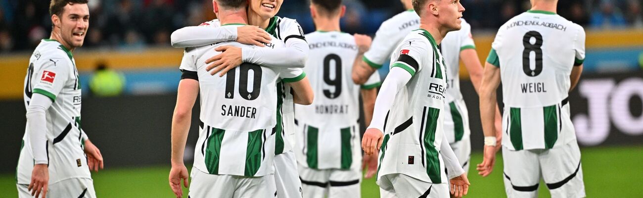 Gladbach bejubelt den Sieg bei der TSG Hoffenheim., © Jan-Philipp Strobel/dpa