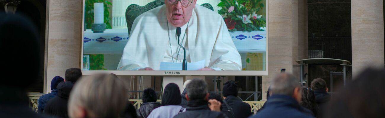 Papst Franziskus plagt seit einigen Tagen eine Erkältung., © Andrew Medichini/AP/dpa