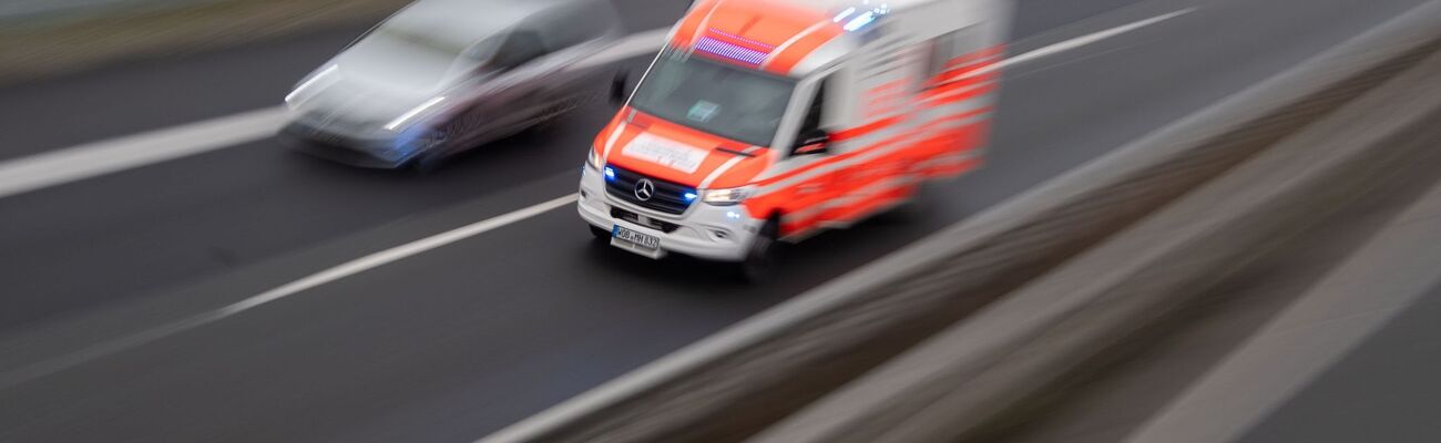 Auf der Autoahn 46 hat es während eines Hagelschauers Auffahrunfälle mit fünf Verletzten gegeben. (Archivbild), © Julian Stratenschulte/dpa