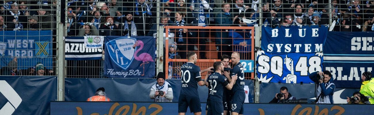 Die Bochumer Spieler feiern den 2:0-Erfolg gegen Heidenheim., © Fabian Strauch/dpa