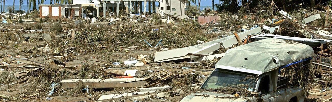 Die Zerstörungen durch den Tsunami waren gewaltig - auch in der beliebten Urlaubsregion Khao Lak in Thailand. (Archivbild), © picture alliance / epa Rungroj Yongrit/EPA/dpa