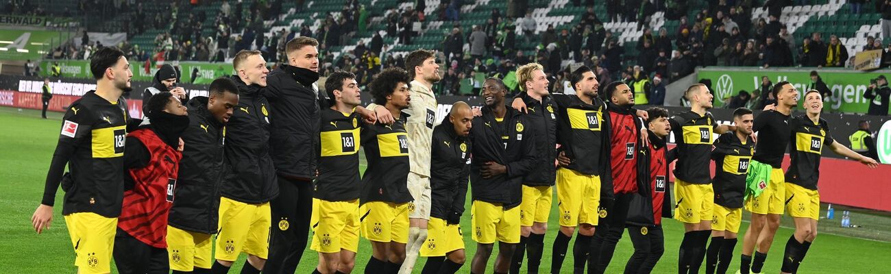 Jubel nach dem letzten Spiel des Jahres: Die Spieler von Borussia Dortmund feiern den 3:1-Sieg in Wolfsburg., © Swen Pförtner/dpa