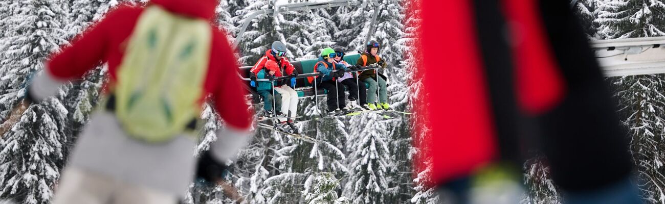 Dank frischem Schneefall sind im Sauerland derzeit bis zu 19 Lifte geöffnet., © Bernd Thissen/dpa