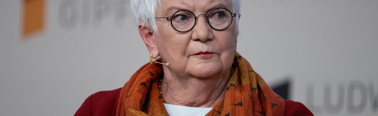 Gerda Hasselfeldt, Präsidentin des Deutschen Roten Kreuzes, erklärt, wie wichtig Erste-Hilfe-Kurse sind. (Archivbild), © Sven Hoppe/dpa