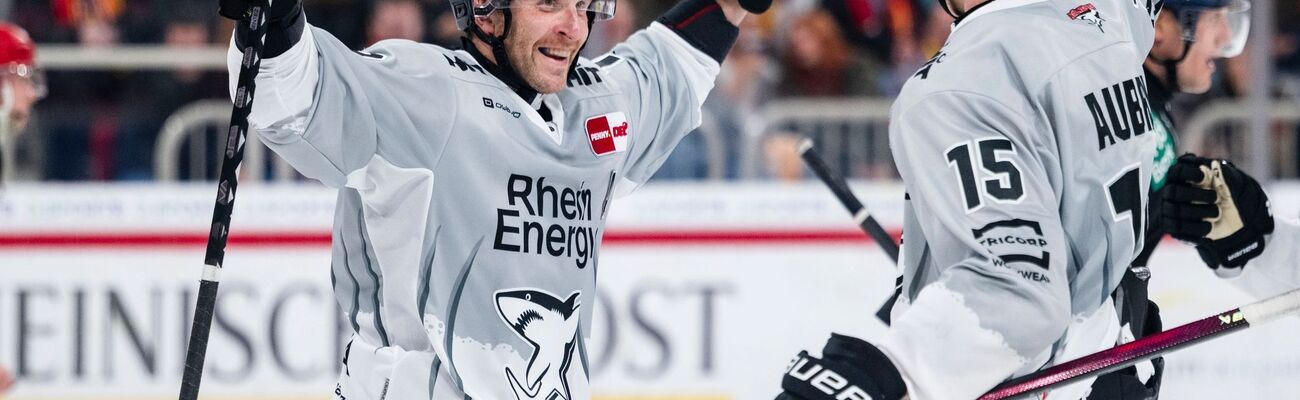 Frederik Storm (l) spielt auch über die Saison hinaus für die Kölner Haie. , © Marius Becker/dpa