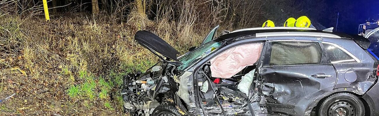 Die Frau starb noch an der Unfallstelle., © -/Feuerwehr Bergheim/dpa