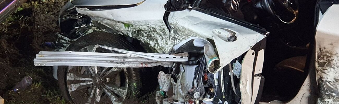 Bei einem Unfall auf der Autobahn 3 bei Emmerich hat sich ein Teil der Leitplanke gelöst. Das Metallteil durchbohrte das Auto und verletzte den Fahrer im Innenraum lebensgefährlich., © Guido Schulmann/dpa