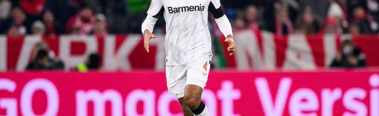 Leverkusens Jonathan Tah steht wohl vor einem Wechsel zum FC Barcelona., © Tom Weller/dpa