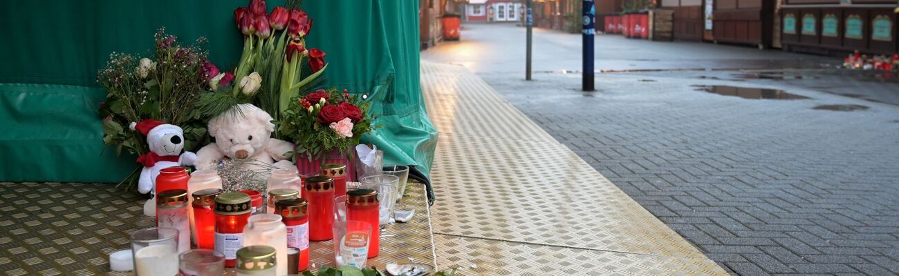 Menschen haben Blumen, Kerzen und Plüschtiere niedergelegt., © Heiko Rebsch/dpa