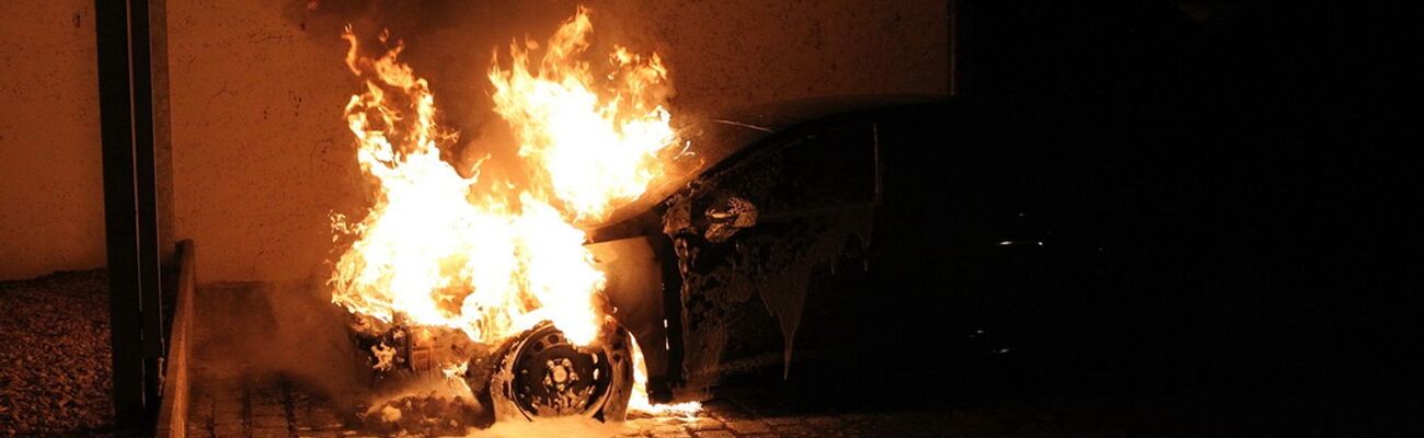 In der Silvesternacht brennen in Deutschland etwa 1.000 Autos - so viel wie sonst in einem Monat. (Symbolbild), © Silvio Dietzel/dpa-Zentralbild/dpa