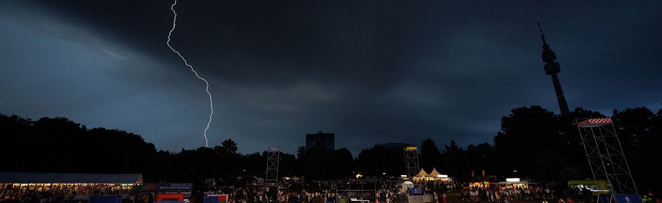 Ein Blitz ist am dunklen Himmel zu sehen. (Archivbild), © Friso Gentsch/dpa