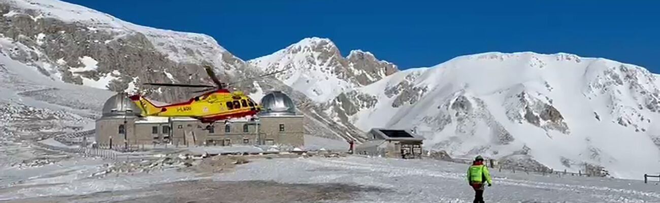 Ein Hubschrauber sucht in den italienischen Abruzzen nach zwei vermissten Bergsteigern im Massiv Gran Sasso. Die Leichen der beiden Männer wurden am Freitag entdeckt., © -/Italienische Bergwacht/dpa