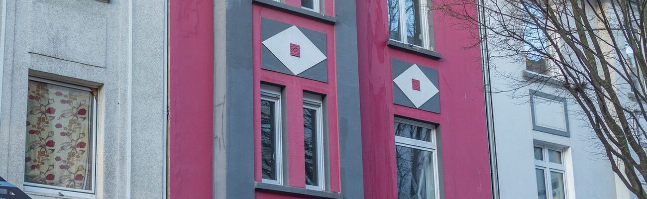 Teile einer Hausfassade aus dem Dachbereich sind abgestürzt. , © Erwin Pottkieser/dpa