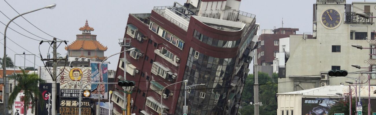 Bei Einhaltung strenger Bauvorschriften können Gebäude selbst schweren Erdbeben standhalten (Archivbild)., © Uncredited/kyodo/dpa