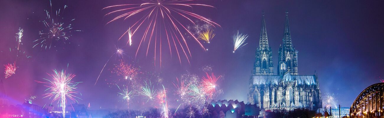 Feuerwerk ist in der Silvesternacht 2018/19 am Rhein über dem Dom zu sehen. (Archivbild), © Christophe Gateau/dpa