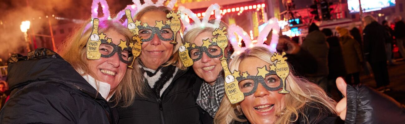 Vor dem Brandenburger Tor in Berlin steigt Deutschlands größte Silvesterparty., © Joerg Carstensen/dpa