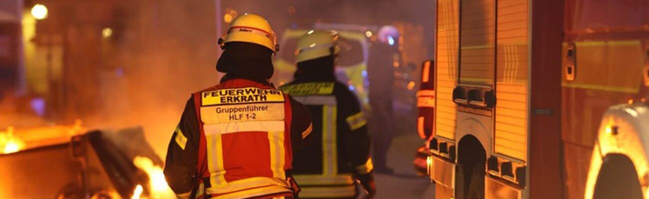 Immer wieder rückte die Feuerwehr in Erkrath wegen brennender Container aus - und wurde dann mit Böllern beschossen , © Feuerwehr Erkrath/dpa