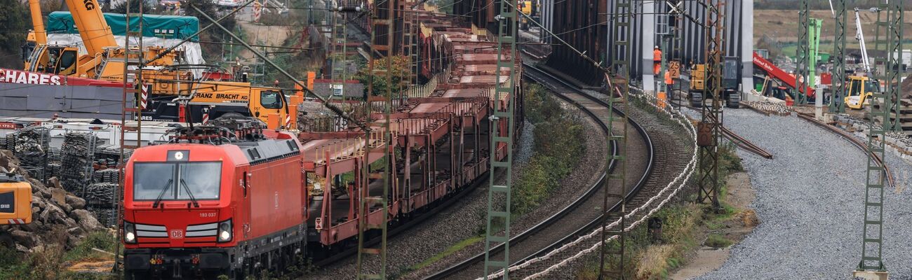 Baustellen wie hier zwischen Oberhausen und Emmerich sorgen auch 2025 für Einschränkungen im Bahnverkehr. (Archivbild), © Oliver Berg/dpa