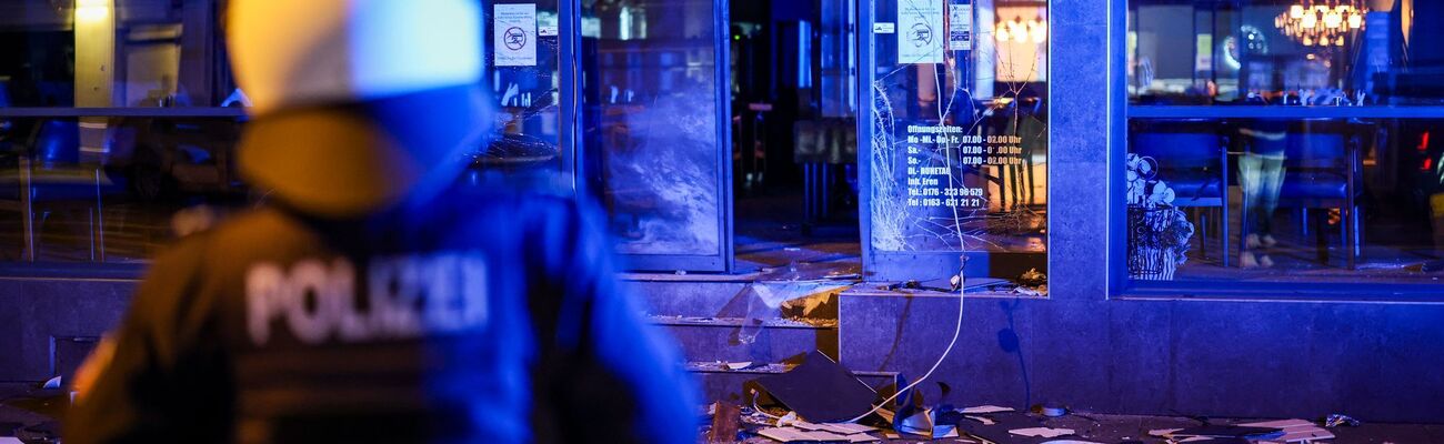 Der Eingangsbereich eines Duisburger Restaurants ist in der Silvesternacht zerstört worden., © Christoph Reichwein/dpa