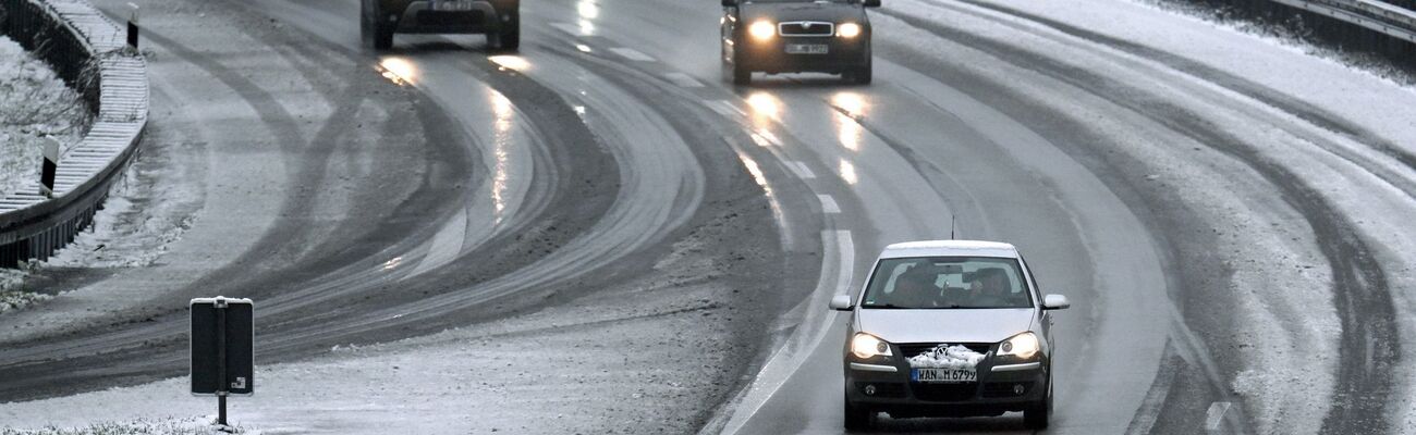 Schneematsch auf der A52 bei Gelsenkirchen. Vielerorts sind die Straßen infolge von gefrierendem Regen spiegelglatt., © Federico Gambarini/dpa