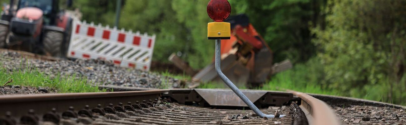 Die Bahnstrecke durch die Eifel wird elektrifiziert. Fast ein halbes Jahr lang wird am Teilstück zwischen Euskirchen und Nettersheim im Kreis Euskirchen gearbeitet., © Oliver Berg/dpa