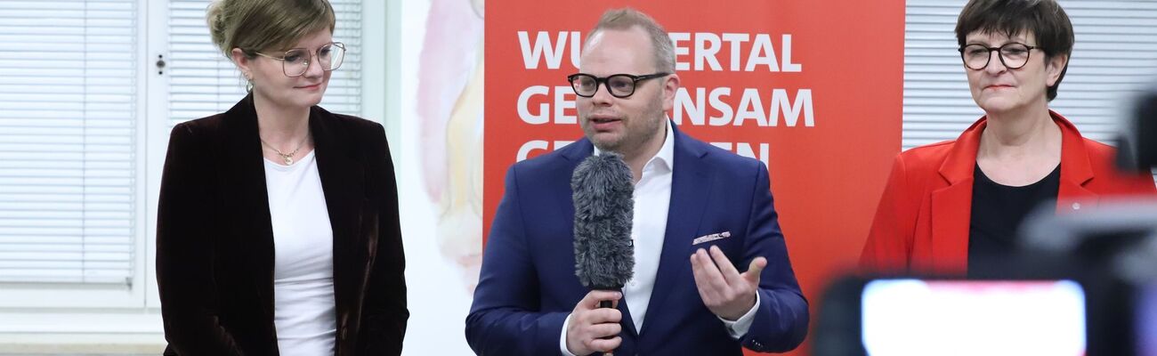 Drohungen als «Dauerbeschallung» - der SPD-Politiker Helge Lindh bei einem Pressestatement., © Sascha Thelen/dpa