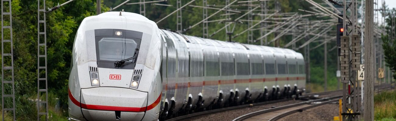 Der Sturm hat auch Auswirkungen auf die ICE-Strecke Berlin-Hamburg. (Symbolbild) , © Soeren Stache/dpa