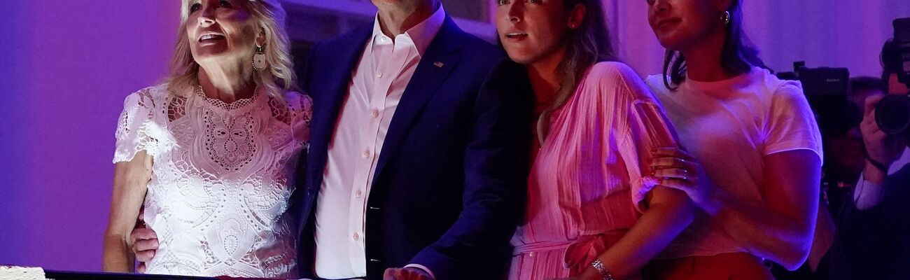 US-Präsident Joe Biden mit seiner Ehefrau Jill und den Enkelinnen Finnegan (2r) und Naomi. (Archivbild), © Patrick Semansky/AP/dpa