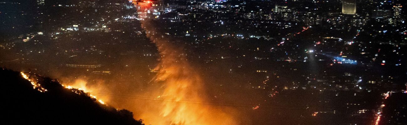 Die Löscharbeiten in den berühmten Hollywood Hills dauern an, die Behörden geben aber leichte Entwarnung., © Ethan Swope/AP/dpa