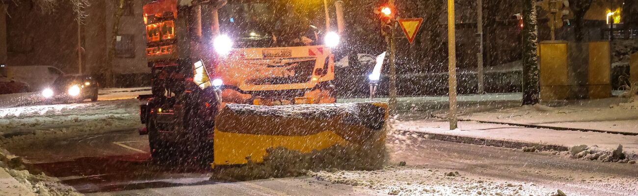 Der Winterdienst ist, wie hier in Solingen, auch nachts im Einsatz., © Gianni Gattus/dpa