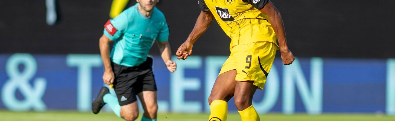 Sébastien Haller spielt künftig in Utrecht Fußball., © David Inderlied/dpa