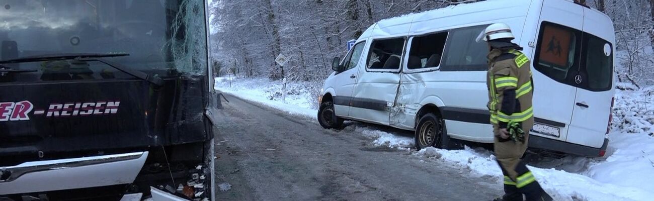 Auf schneeglatter Straße kommt es zwischen einem voll besetzten Linienbus und einem kleinen Schulbus zum Unfall. Mehrere Personen werden leicht verletzt. , © -/Nord-West-Media TV/dpa