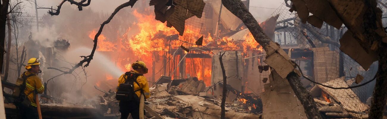 Feuerwehrleute bekämpfen das Palisades-Feuer in Los Angeles., © Etienne Laurent/FR172066 AP/AP/dpa