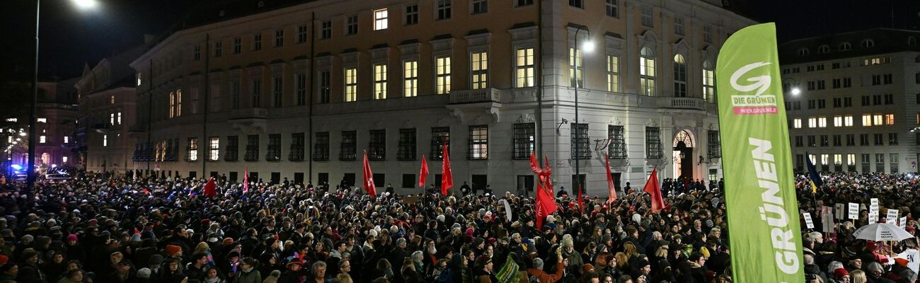 Tausende versammelten sich vor dem Kanzleramt., © Helmut Fohringer/apa/dpa