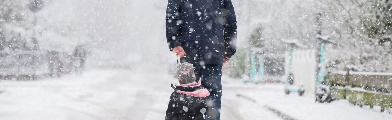 Im Norden und Osten wird am Freitag noch Schnee erwartet., © Julian Stratenschulte/dpa