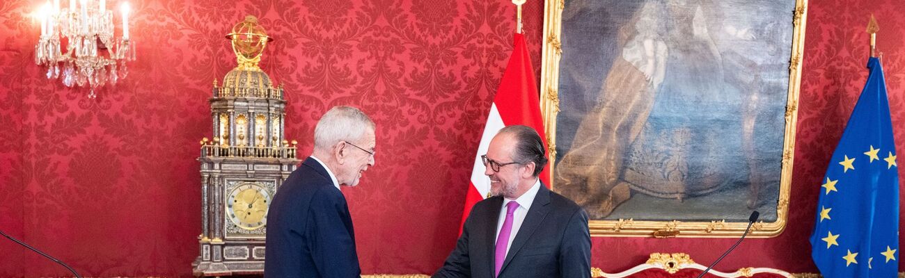 Österreich hat mit Außenminister Alexander Schallenberg (r.) bis zur Vereidigung eines neuen Kabinetts einen geschäftsführenden Kanzler., © Georg Hochmuth/APA/dpa