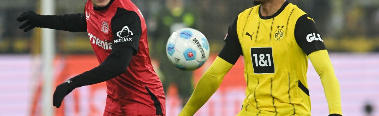 Leverkusens Florian Wirtz (l) blieb im Spiel bei Borussia Dortmund zunächst auf der Ersatzbank., © Bernd Thissen/dpa