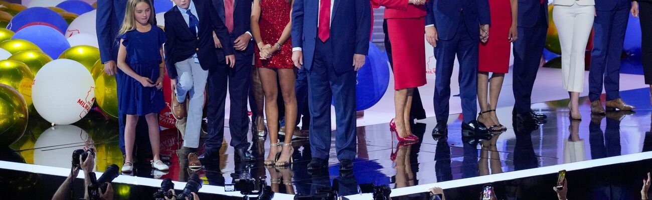 Donald Trump im Kreise seiner Familie beim Parteitag der Republikaner in Milwaukee. (Archivbild), © J. Scott Applewhite/AP/dpa