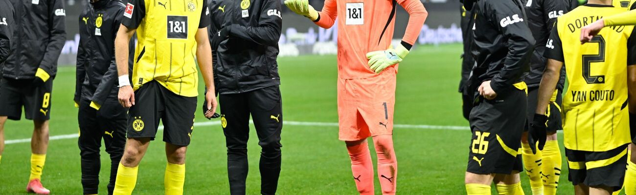 Hadern vor der Kurve: Abwehrspieler Waldemar Anton und Torhüter Gregor Kobel (M)., © Uwe Anspach/dpa