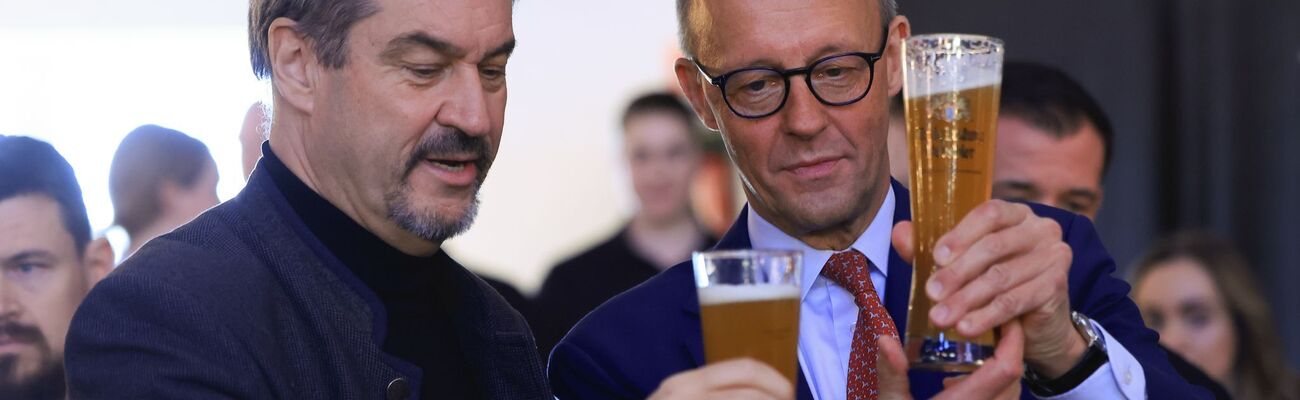 Weißbier und Blasmusik: Beim Besuch des bayerischen Ministerpräsidenten Markus Söder im Sauerland bei Friedrich Merz geht's zünftig zu., © Oliver Berg/dpa