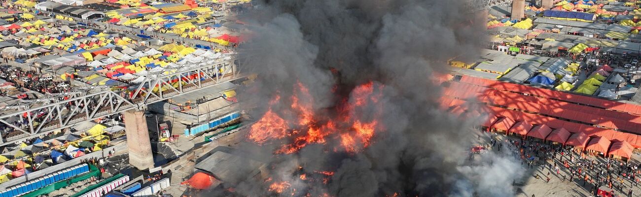 Feuer bei riesigem Pilgerfest in Indien., © Rajesh Kumar Singh/AP/dpa