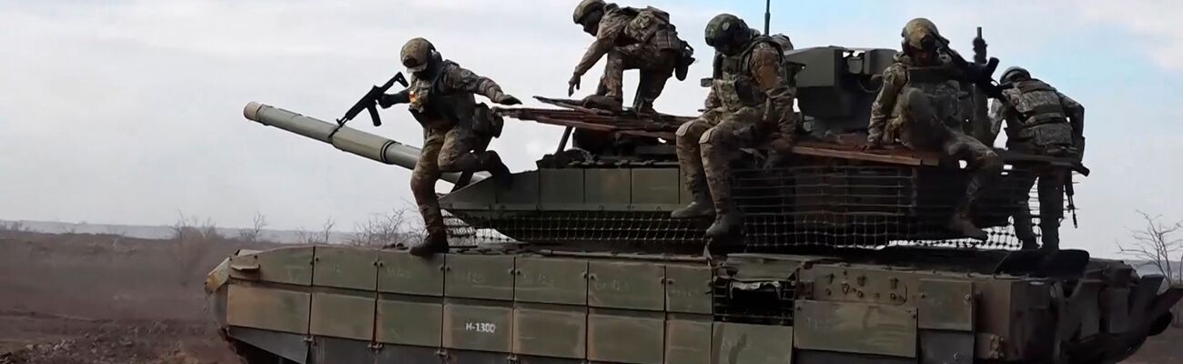 Russische Soldaten in der Ukraine. Der ukrainische Militärexperte Olexander Kowalenko warnt vor den seiner Meinung nach bestehende Gefahren einer Waffenruhe. (Archivbild) , © Uncredited/Russian Defense Ministry Press Service/AP/dpa