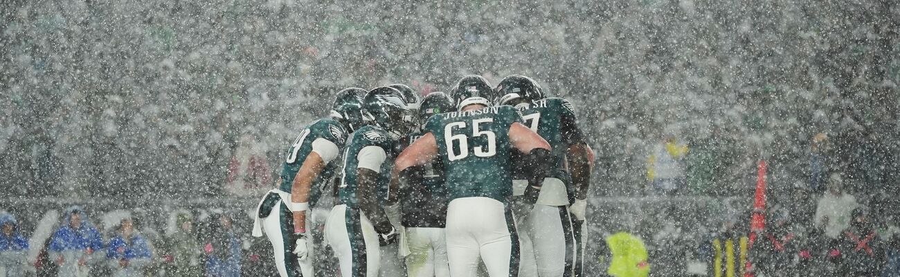 Im dichten Schneetreiben setzten sich die Eagles gegen die Los Angeles Rams durch., © Matt Slocum/AP/dpa