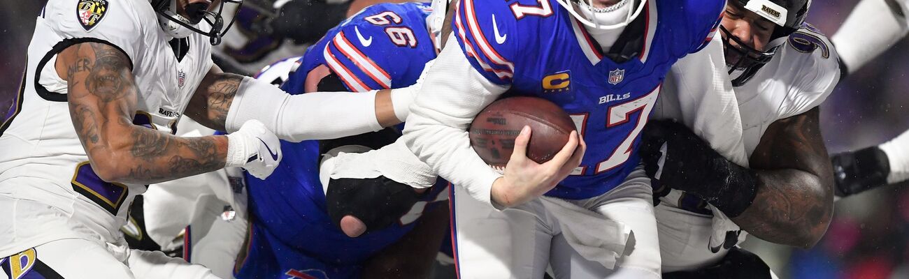 Josh Allen (rechts) erledigte, was erledigt werden musste für die Bills., © Adrian Kraus/AP/dpa